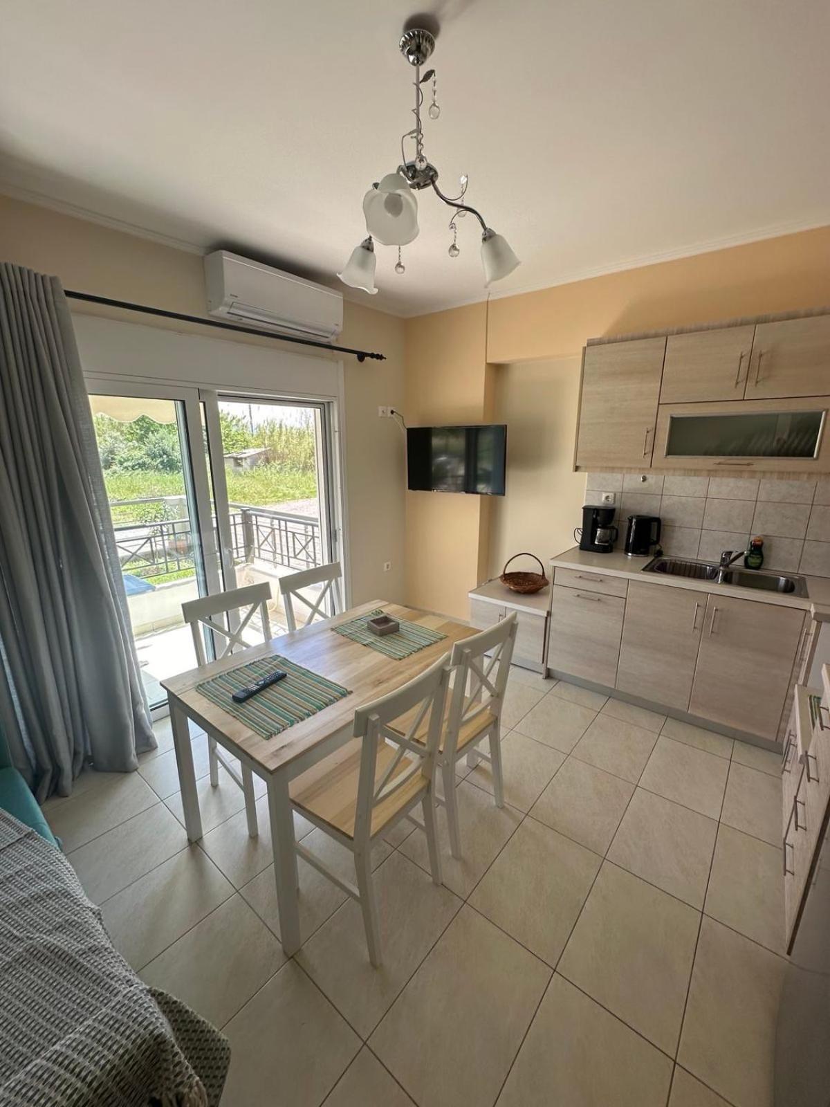 R Apartment 纳弗帕克托斯 外观 照片